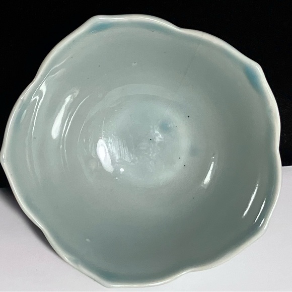 VINTAGE CELADON GREEN LOTUS BOWL / Small & Elegant / 3.5 in. / Some Firing Flaws - Picture 3 of 10